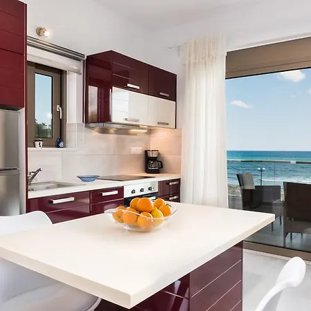 Niovi Seaside Apartment *
